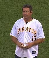 Dan Marino throws first pitch at Pirates game