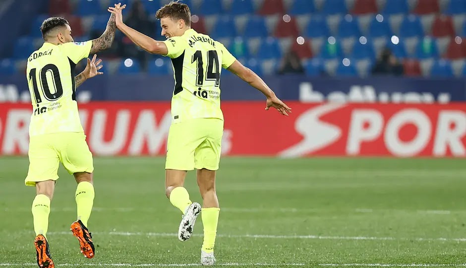 Marcos Llorente et Correa lors du match de Copa entre l'Atleti et Levante