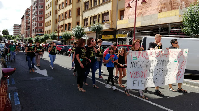 Protesta de trabajadores y familias usuarias de la Fundación Miranda