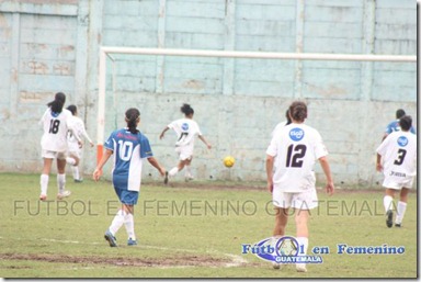 intento de evitar el 2do. gol de unifut