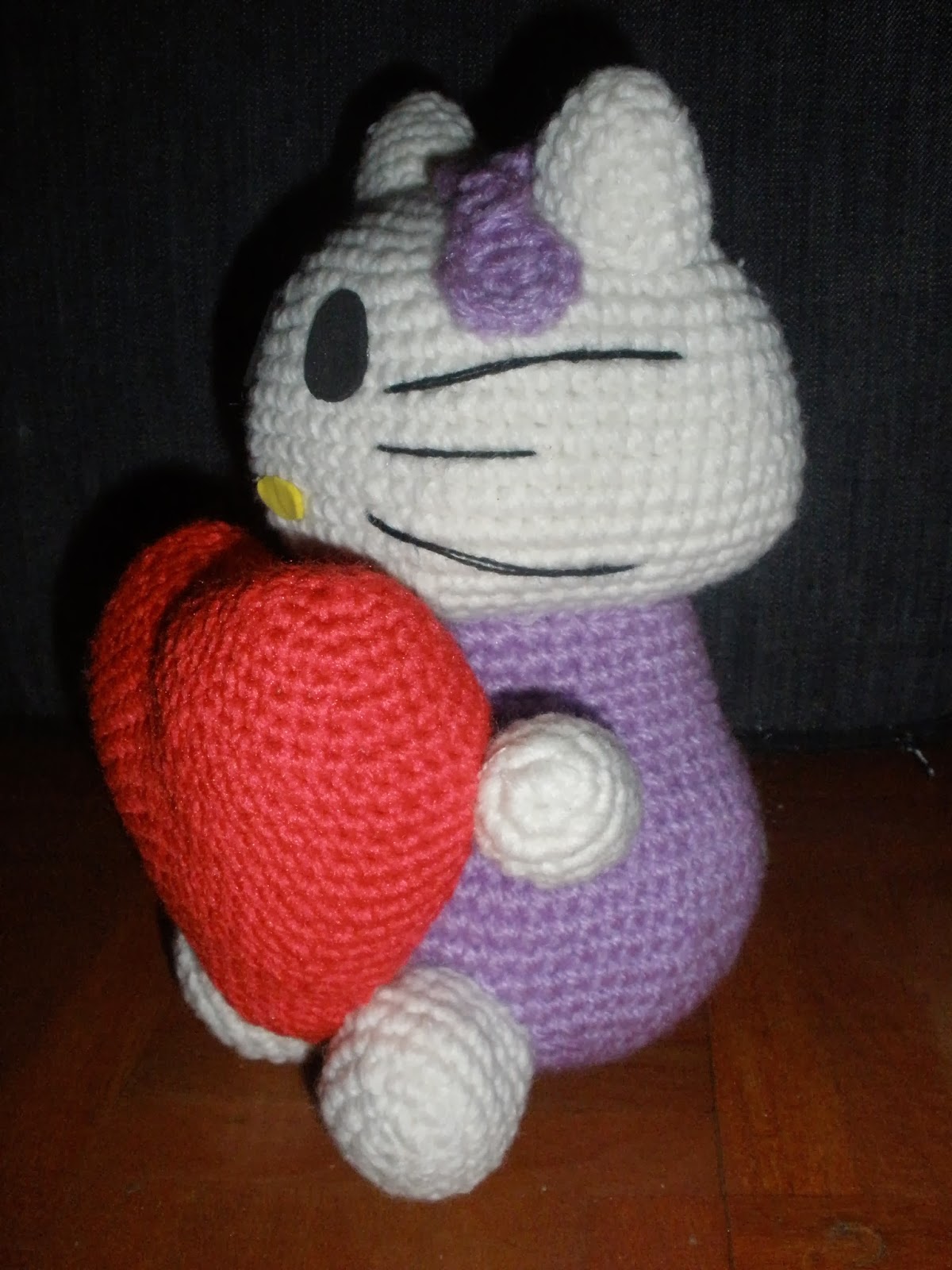 hello kitty amigurumi con un corazon