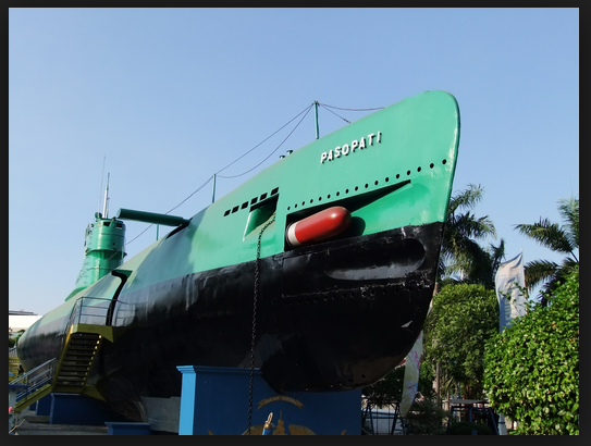 monumen kapal selam surabaya