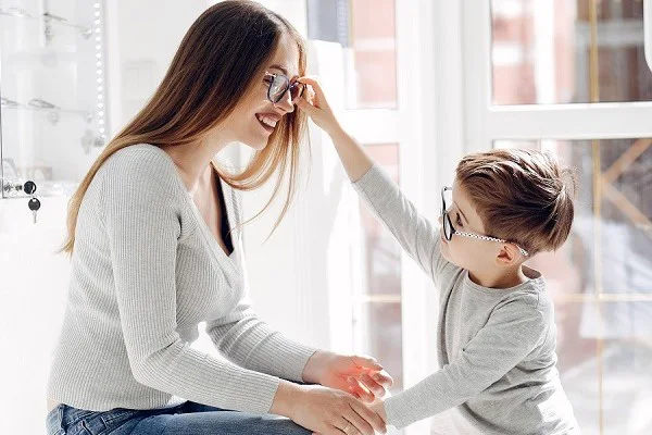 Fakta Yang Perlu Diketahui Parenting Anak Yang Menggunakan Kacamata