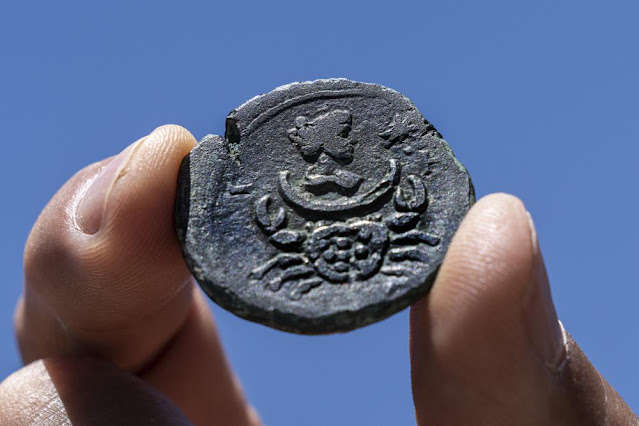 Το σπάνιο χάλκινο νόμισμα απεικονίζει τη ρωμαϊκή θεότητα της σελήνης, Λούνα και το ζώδιο του Καρκίνου, σύμφωνα με την Αρχή Αρχαιοτήτων του Ισραήλ. (Tsafrir Abayov/AP)