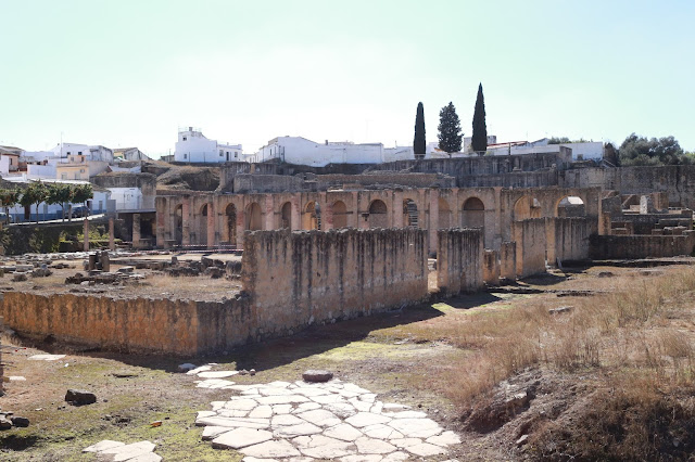 Ruinas de lo que se aprecia que era una gran estructura antigua.