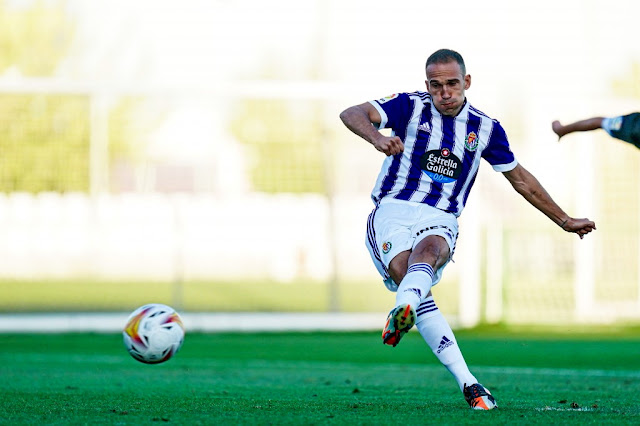 Nacho bate a Santamaría transformando el penalti en el segundo gol vallisoletano. REAL VALLADOLID C. F. 2 S. D. AMOREBIETA 2 (5-3 en los penaltis). 06/08/2021. I Trofeo Villa de Zaratán. Zaratán, Valladolid, España, campo El Plantío. GOLES: 0-1: 28’, Etxaburu. 1-1: 60’, Kiko Olivas. 1-2: 66’, Ozkoidi. 2-2: 86’, Nacho, de penalti.