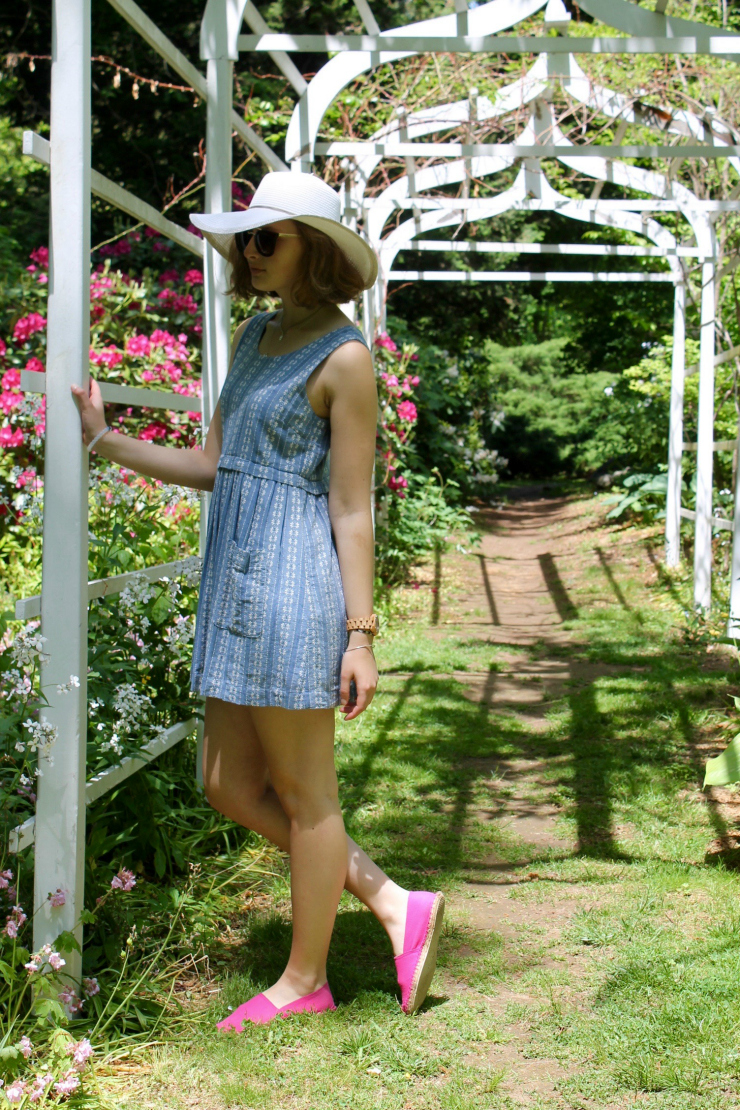 Short blue and white summer dress worn with a large wide rimmed white summer hat