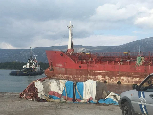 Με ρυμουλκό απομακρύνθηκε από το λιμάνι της Κοιλάδας το δεξαμενόπλοιο «ΠΟΣΕΙΔΩΝ»