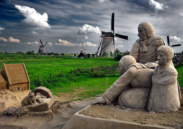 Kinderdijk windmills and sand sculptures. (Photo by Roberto Ruiz)