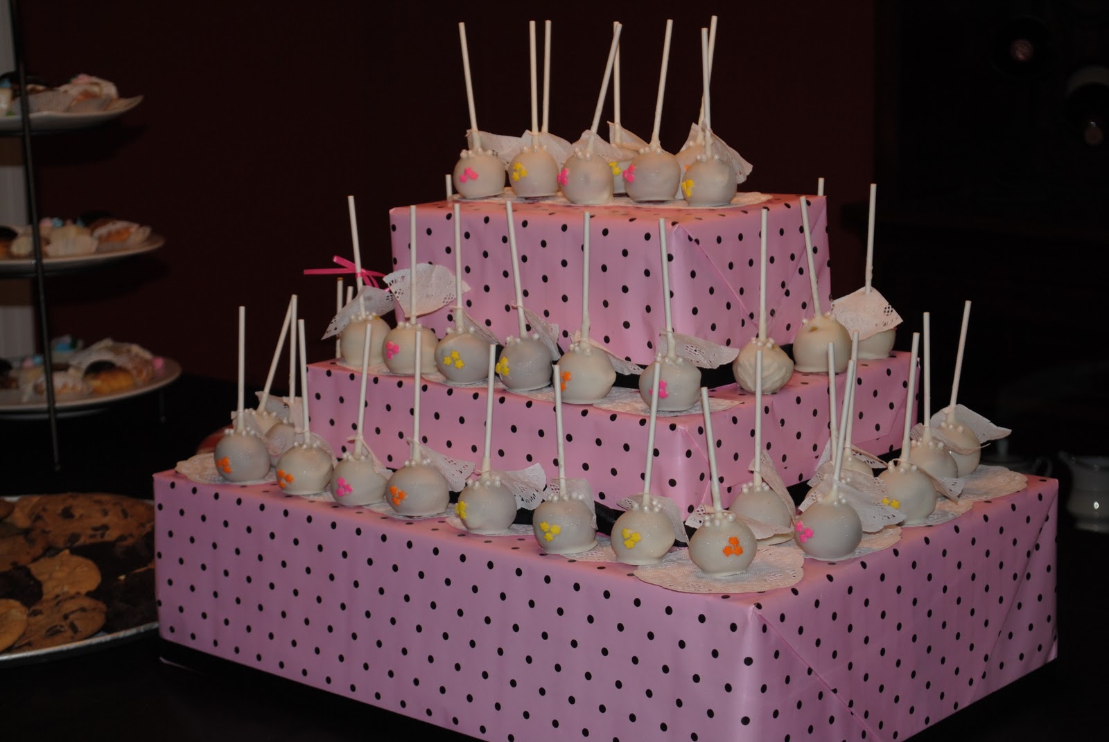 flower cake pops ideas Inspired by cake pop master Bakerella and my friend Linsey who made an 