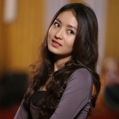 Natasha Wilona tersenyum menggoda