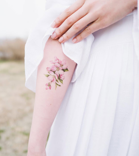 Tatuagens femininas de flores 