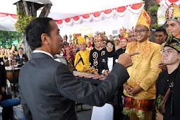  Jokowi Sapa Gita Bahana Nusantara dan Masyarakat Sebelum Upacara Penurunan Bendera