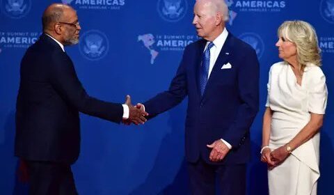Sommet des Amériques :Ariel Henry et Joe Biden échangent leurs salutations