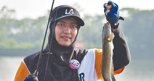 Wanita Strike Casting Ikan Haruan