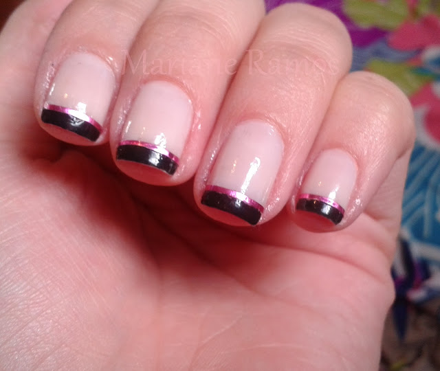 unhas com fitinhas metálicas