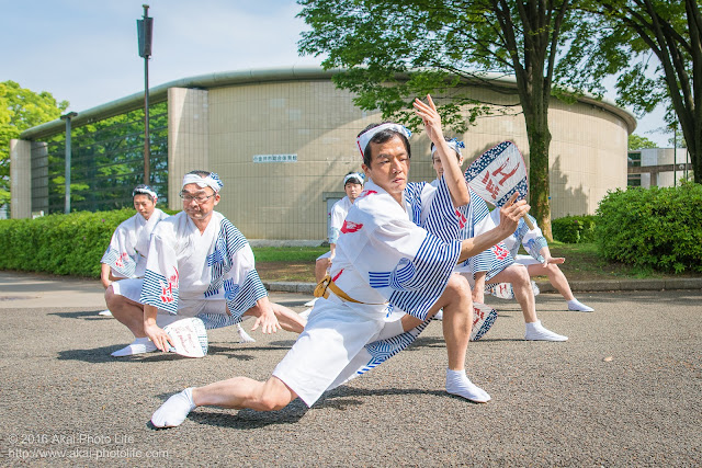 男踊りによる吹鼓連の舞台構成の振り付けを紅連が踊っている写真