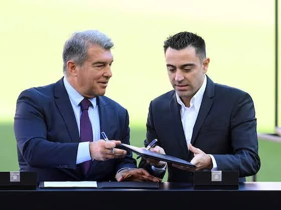 Xavi a annoncé qu'il quitterait le FC Barcelone à la fin de la saison.  Cependant, en raison de mauvais résultats, personne au club ne garantit que Xavi restera jusqu'à la fin de la saison.  La défaite lors du match aller contre Naples pourrait conduire au limogeage immédiat de Xavi.   Xavi lui-même est clair sur le fait que si Barcelone ne se qualifie pas pour le prochain tour contre Naples, il partira immédiatement.   Barcelone a du mal à retrouver sa forme et à obtenir les résultats attendus par le club et ses supporters.  L'annonce de Xavi selon laquelle il partirait à la fin de la saison a été un choc pour beaucoup, mais cela semblait être une décision prise dans le meilleur intérêt du club et de lui-même.   Cependant, la récente tournure des événements a mis en doute son avenir au club.  La possibilité d'un départ immédiat, si l'équipe ne parvient pas à progresser en Ligue des champions, ajoute une couche supplémentaire d'incertitude à la situation.   Le mandat de Xavi en tant qu'entraîneur de Barcelone a été un mélange de hauts et de bas.  Il y a eu des aperçus du beau football basé sur la possession pour lequel il était connu en tant que joueur, mais il y a également eu des résultats et des performances décevants.  L'incohérence de l'équipe a frustré à la fois les fans et le conseil d'administration, et il semble que la pression monte sur Xavi.   Il est clair que le prochain match contre Naples est de la plus haute importance pour Xavi et Barcelone.  L'issue du match pourrait non seulement déterminer le sort de l'équipe en Ligue des champions, mais aussi l'avenir de Xavi au club.   Pour l'instant, la situation reste incertaine et on ne sait pas si Xavi sera toujours aux commandes pour le reste de la saison.  Seul le temps nous dira ce que l'avenir réserve à Xavi et Barcelone.