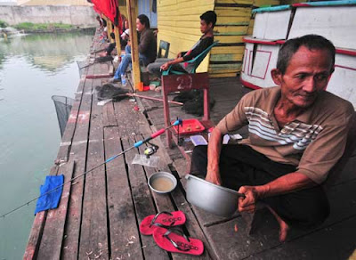 KOLAM PEMANCINGAN: Para pemancing saat menjajal kolam pemancingan yang berada di Jalan Merdeka. Peluang usaha kolam pemancingan cukup menjanjikan untuk dikembangkan mengingat banyaknya masyarakat yang hobi dengan aktivitas ini.HARYADI/PONTIANAKPOST