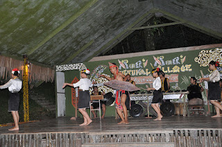 Tarian tradisional Dayak Kalimantan
