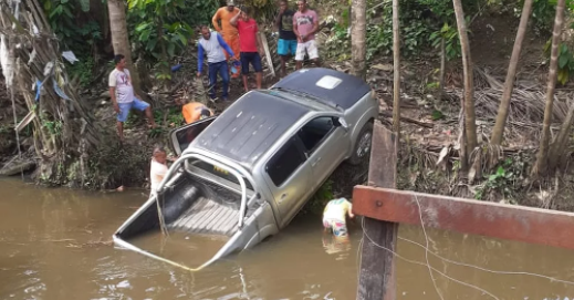 Homem morre após caminhonete desengrenar e cair em rio no sul da Bahia