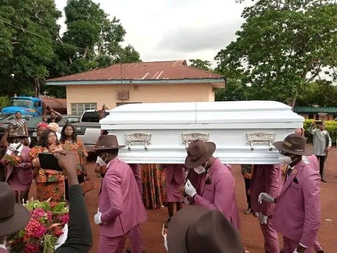 PICTURES FROM THE FUNERAL OF LATE MIN OSINACHI AS CROWD BROKE IN TEARS.