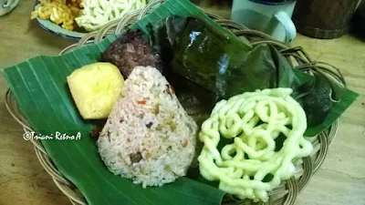 Nasi tutug oncom dan pepes ayam.