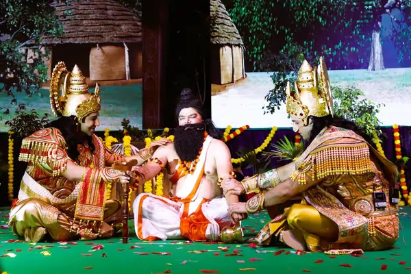 लव कुश रामलीला के मंच पर हास्य अभिनेता असरानी एवं भोजपुरी सिंगर, एक्ट्रर एवं सांसद मनोज तिवारी ने दमदार अंदाज में लीला की