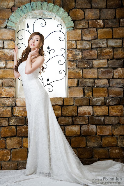 Korea Famous Model Hwang Mi Hee with White Strapless Wedding Dress