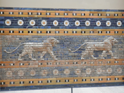 Ishtar Gate and Processional Way from Babylon (Pergamon Museum, Berlin)   by E.V.Pita (2015)  http://archeopolis.blogspot.com/2015/10/babilonia-doors-of-wall-pergamo-museum.html   Puertas de las murallas de Babilonia (Museo Pérgamo de Berlín)  por E.V.Pita (2015)  Portas de Babilonia