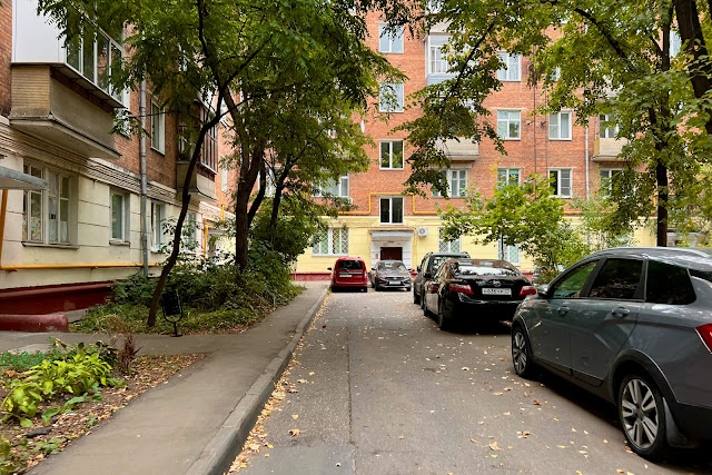 улица Алексея Свиридова, дворы, жилой дом 1957 года постройки