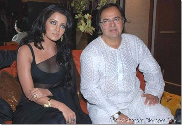 Celina Jaitley Hot in Black Saree 6