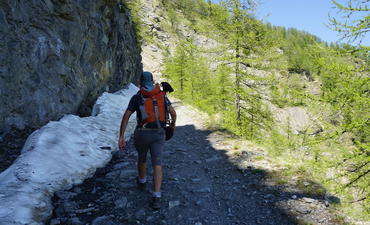 Trail north of Refuge Grai