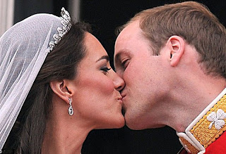 Prince William and Kate Middleton kiss on the balcony after being married - close up. title=