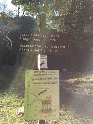 Signage for Cascata del Pis and the H10 trail.