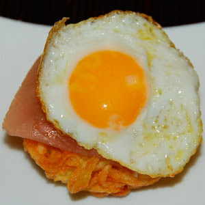 Cocina con Aníbal Huevo de codorniz frito sobre jamón serrano y nido de patatas