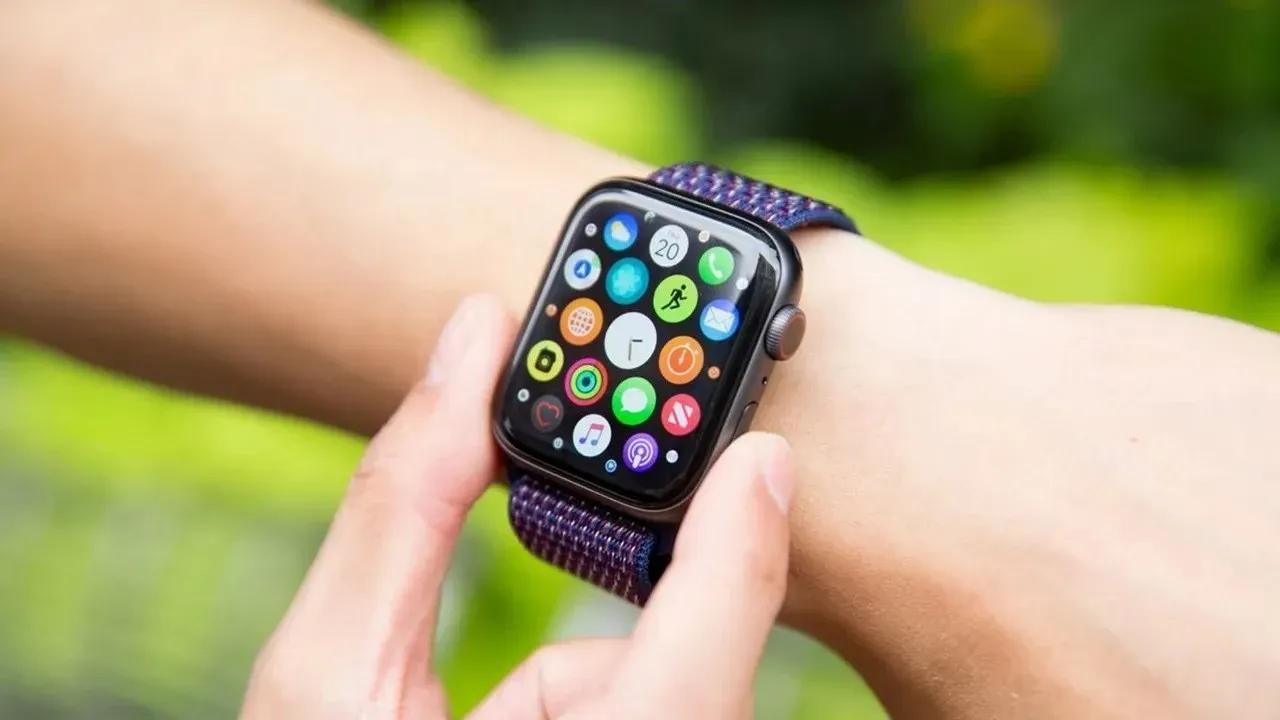 ساعتها الذكية,الساعة الذكية,بطاقة الائتمان,ساعة آبل,إزالة Apple Watch من المعصم,
