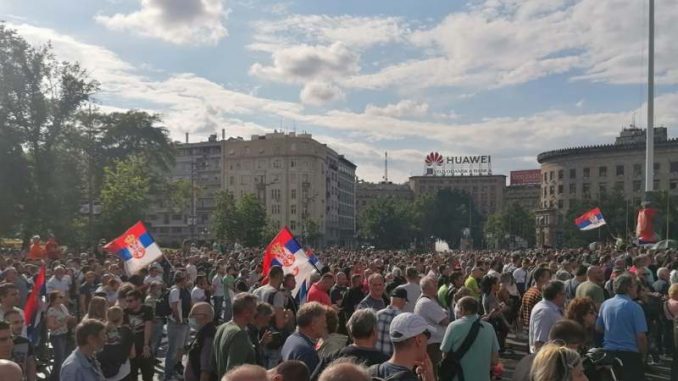 PROTESTI: Sve veći broj građana se okuplja ispred Narodne skupštine Srbije