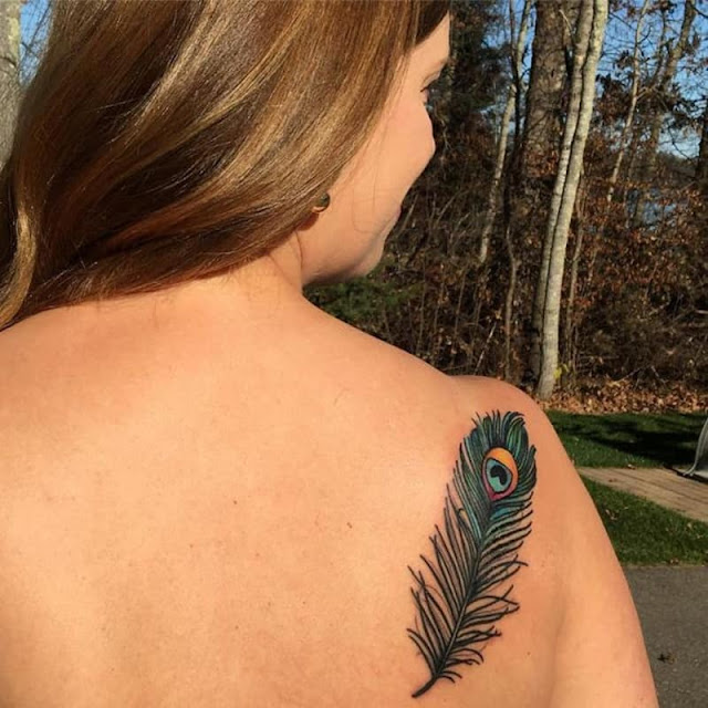 30 tatuagens de pavão que farão você se sentir uma rainha