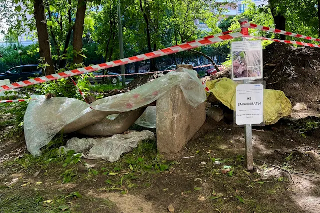 улица Маршала Василевского, дворы, найденный фрагмент скульптуры «Теннисистка»