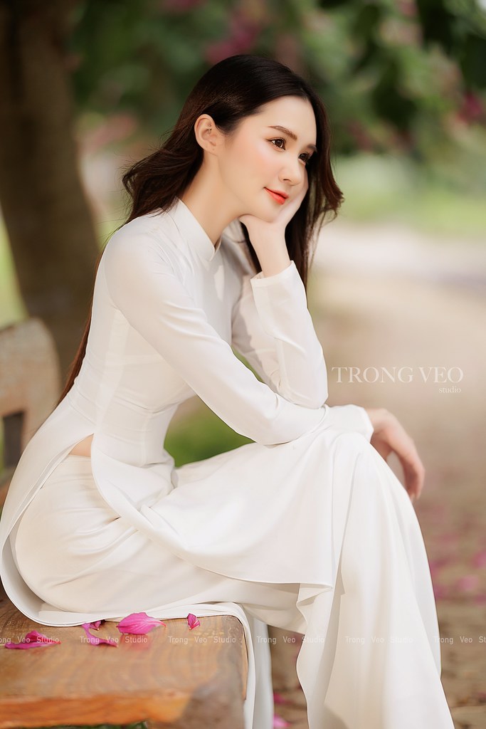 Ngắm vẻ đẹp tinh khôi của hot girl Minh Tâm đẹp như hoa trong tà áo dài trắng