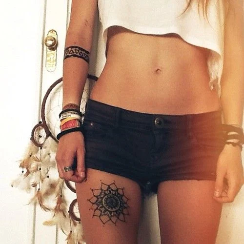 Vemos un tatuaje de mandala en una chica, el tatuaje es delicado y un tatuaje femenino