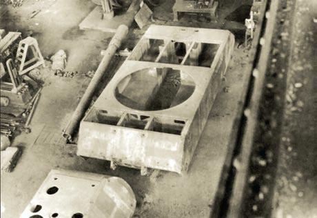  Заготовка броневого корпуса танка «Маус» на заводе фирмы Крупп 