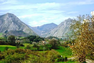 Llanes, Camín encantáu