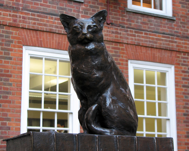 Statue of Hodge, a very fine cat indeed, Dr Johnson's House, Gough Square, City of London, London