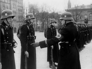 História da moda: uniforme Nazi desenhados por Hugo Boss