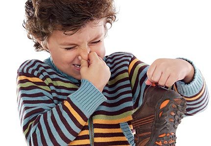 Tips Menghilangkan Aroma Tak Sedap pada Sepatu