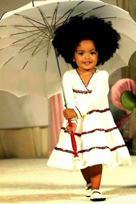 Gratis gambar bayi perempuan cantik lucu pakai payung