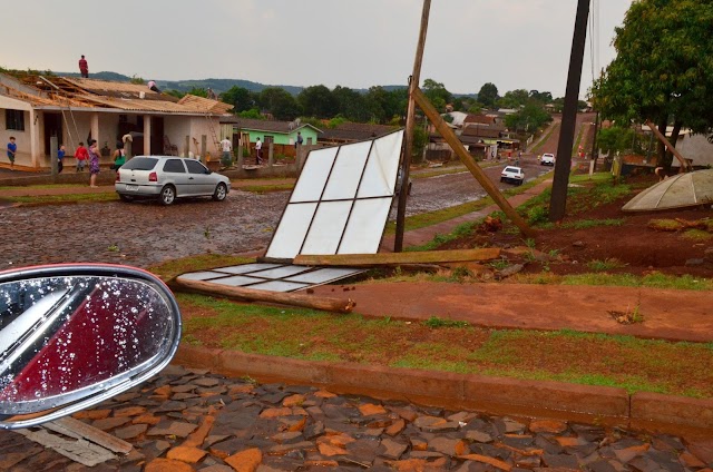 Chuva com ventos fortes causam estragos em Roncador 