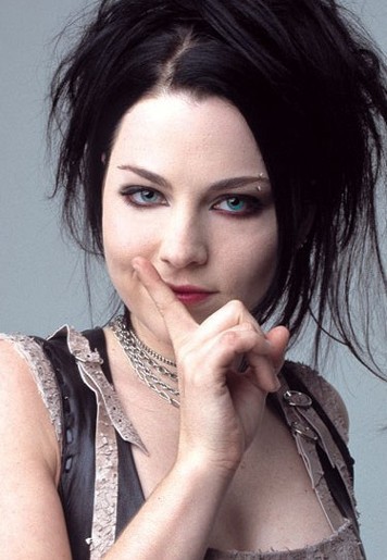 Amy Lee elegant make up and performance